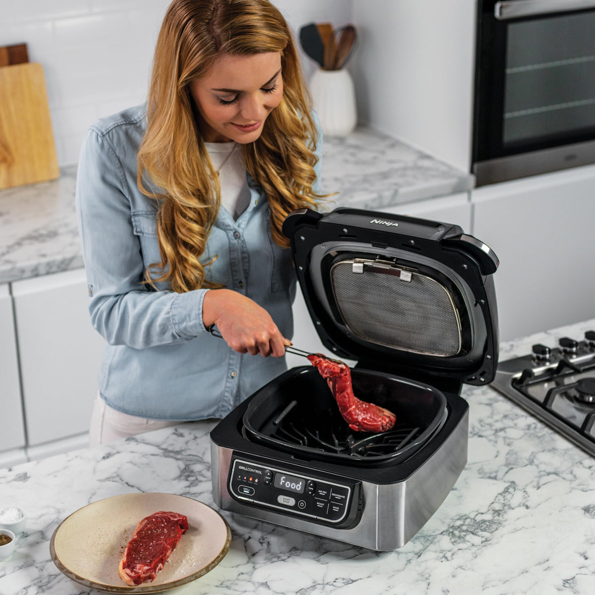 2026 Ninja Foodi Grill & Air Fryer, 5,7L, 5 Fonctions de Cuisson Air Fry, Grille, Cuit, Rotis et bien plus, Pièces Lavables au Lave-vaisselle, Noir/Argent