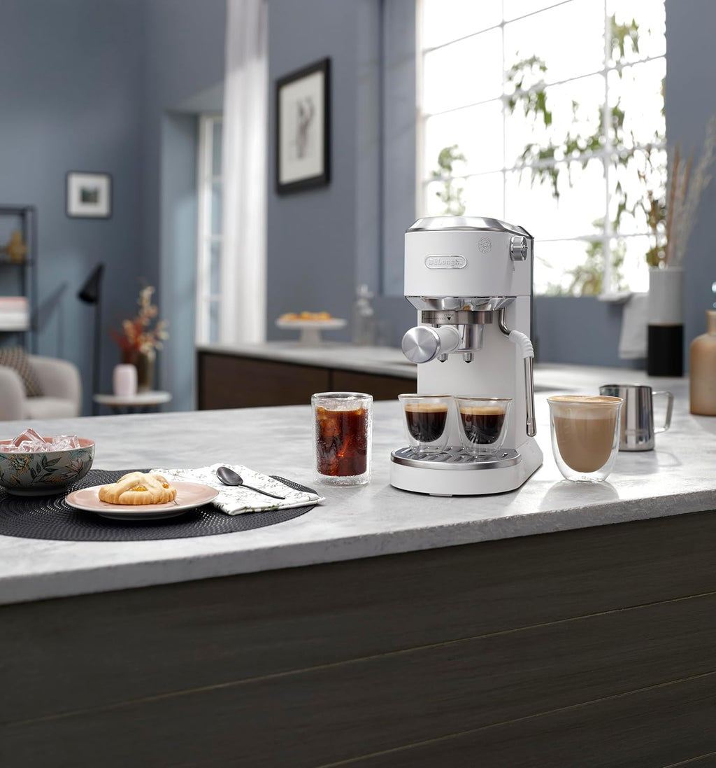2026 De'Longhi Dedica – Cafetière à pompe en acier inoxydable pour café moulu ou individuel, expresso et cappuccino, réservoir de 1,3 litre, système anti-goutte, modèle EC685.M, couleur métal