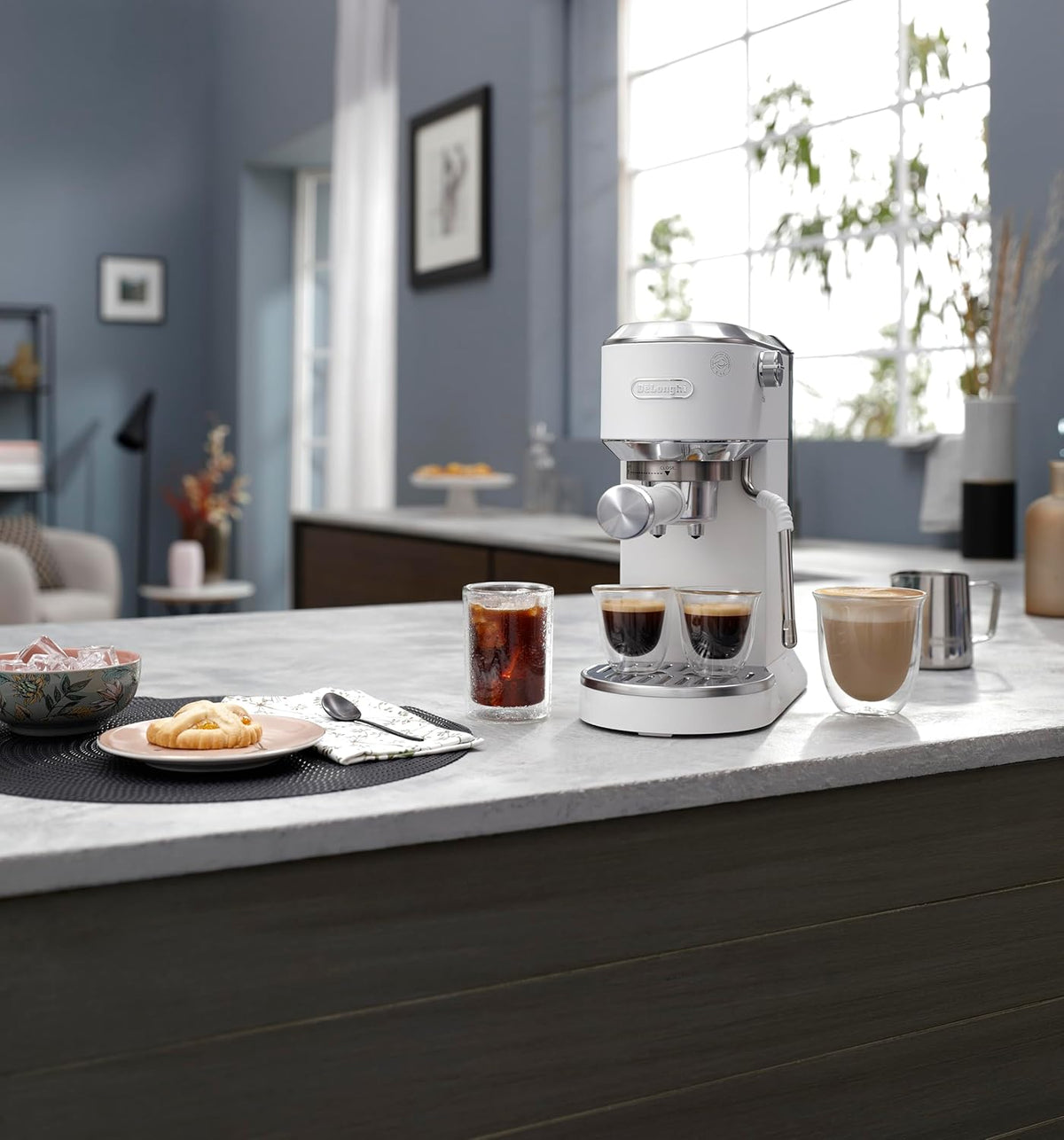 2026 De'Longhi Dedica – Cafetière à pompe en acier inoxydable pour café moulu ou individuel, expresso et cappuccino, réservoir de 1,3 litre, système anti-goutte, modèle EC685.M, couleur métal