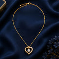 Collier doré à pendentif cœur et pierres transparentes