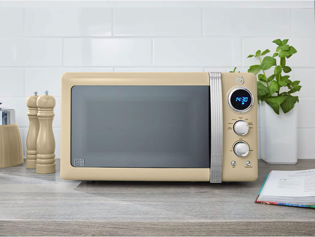 2026 Swan Retro Colazione Set 1,8 L Bollitore, Tostapane a 2 Fette, Microonde Digitale 20L, 6 Livelli di Potenza, Timer, Porta Effetto Specchio, Design Vintage, Crema, Taglia Unica, STRP2070CNEU