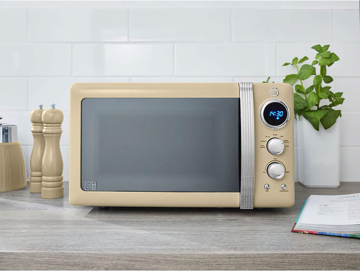 2026 Swan Retro Colazione Set 1,8 L Bollitore, Tostapane a 2 Fette, Microonde Digitale 20L, 6 Livelli di Potenza, Timer, Porta Effetto Specchio, Design Vintage, Crema, Taglia Unica, STRP2070CNEU