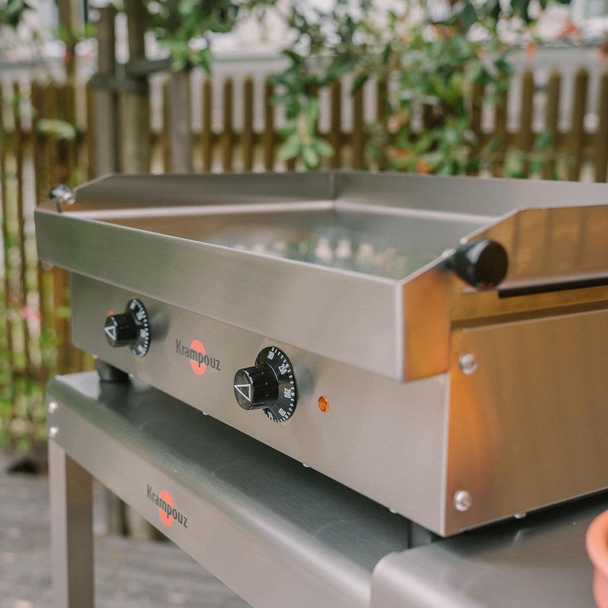 2026 KRAMPOUZ Plancha Électrique SAMBA - Plaque de Cuisson en Inox 54 x 33 cm - 2500 Watts - 2 Zones de Cuisson - 2 Thermostats jusqu'à 300 °C - Nettoyage Facile - Fabriquée en France - Réf PFSB2AA-KR