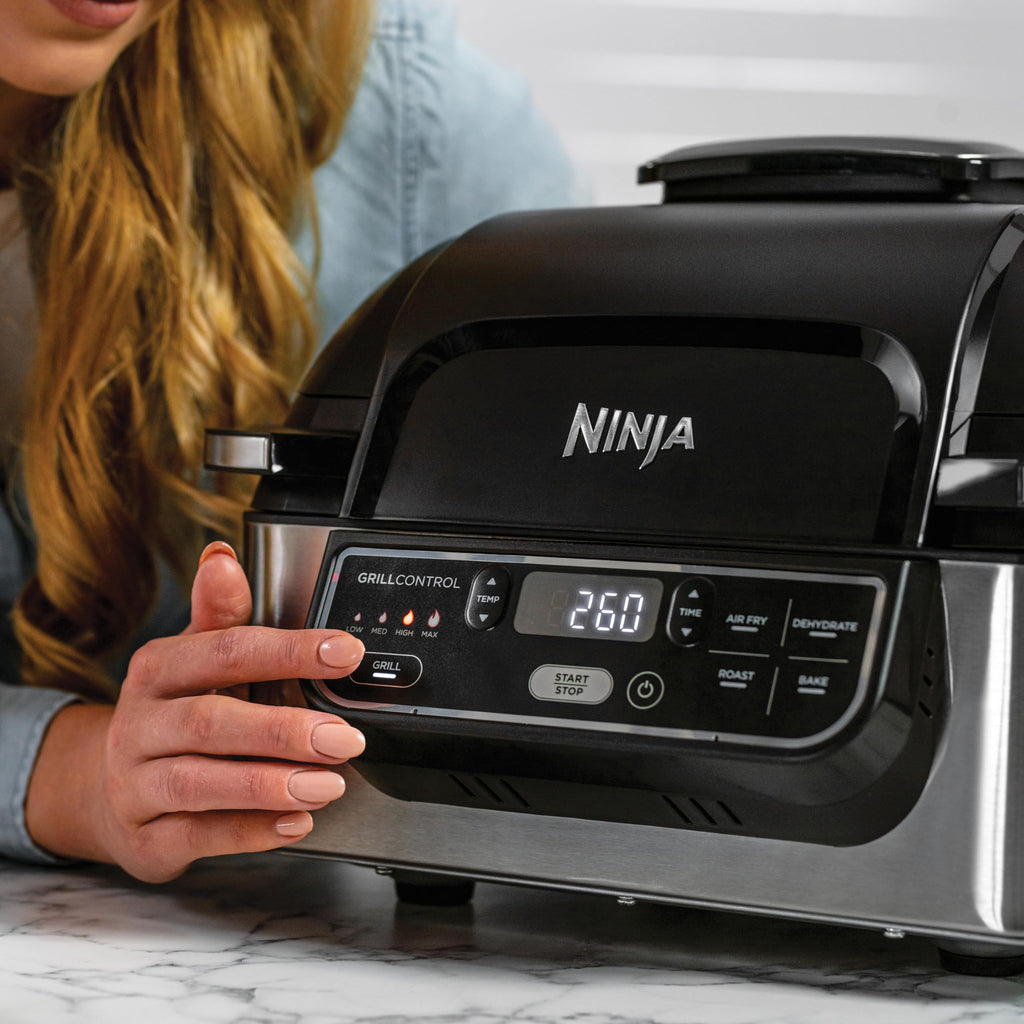 2026 Ninja Foodi Grill & Air Fryer, 5,7L, 5 Fonctions de Cuisson Air Fry, Grille, Cuit, Rotis et bien plus, Pièces Lavables au Lave-vaisselle, Noir/Argent