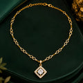 Collier doré à maillons ronds et pendentif géométrique