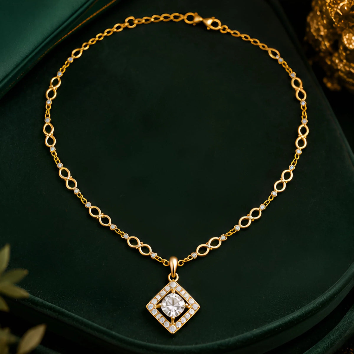 Collier doré à maillons ronds et pendentif géométrique