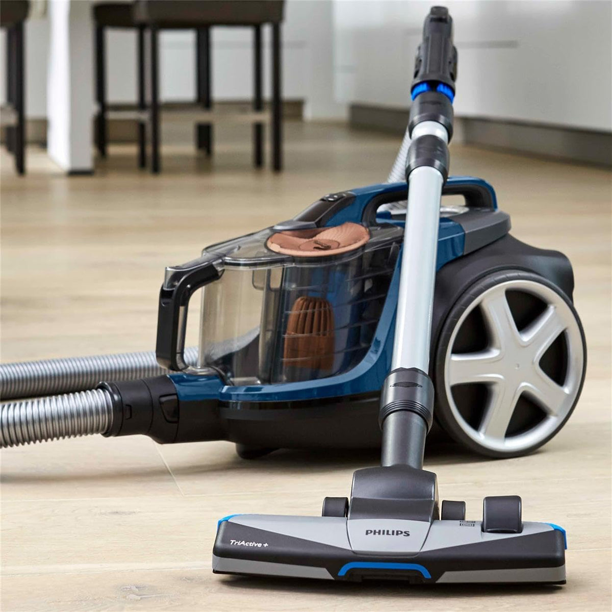 2026 PowerPro Expert Aspirapolvere Senza Sacco, Motore Potente da 900W, Filtro HEPA Allergy Lock, TriActive+ per Pavimenti e Tappeti, Blu (FC9745/09)