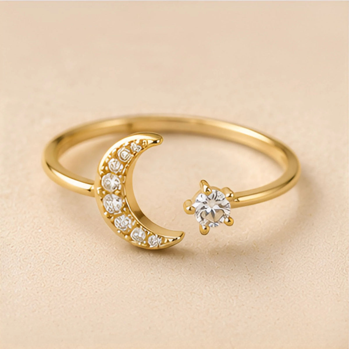 Bague dorée asymétrique lune et pierre ronde