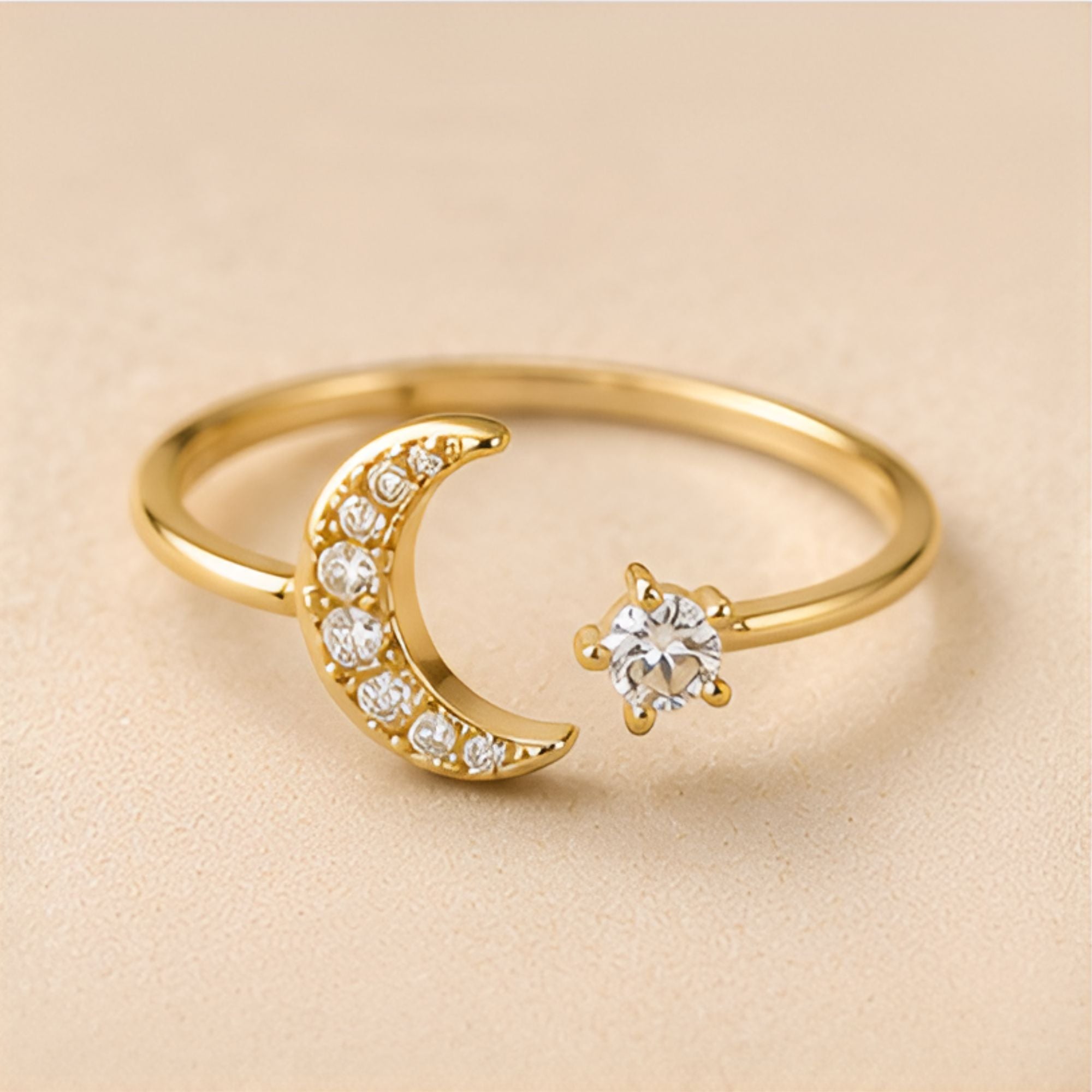 Bague dorée asymétrique lune et pierre ronde
