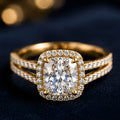 Bague dorée à large pierre centrale et halo pavé