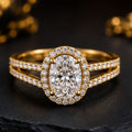 Bague dorée à pierre ovale et double rangée décorative