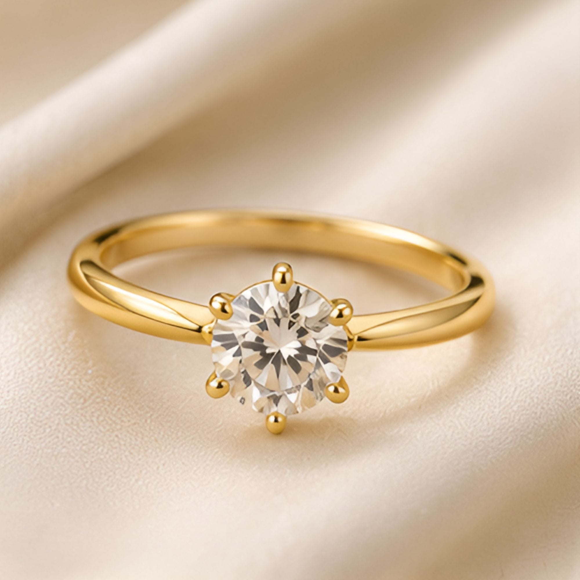 Bague dorée solitaire à pierre ronde