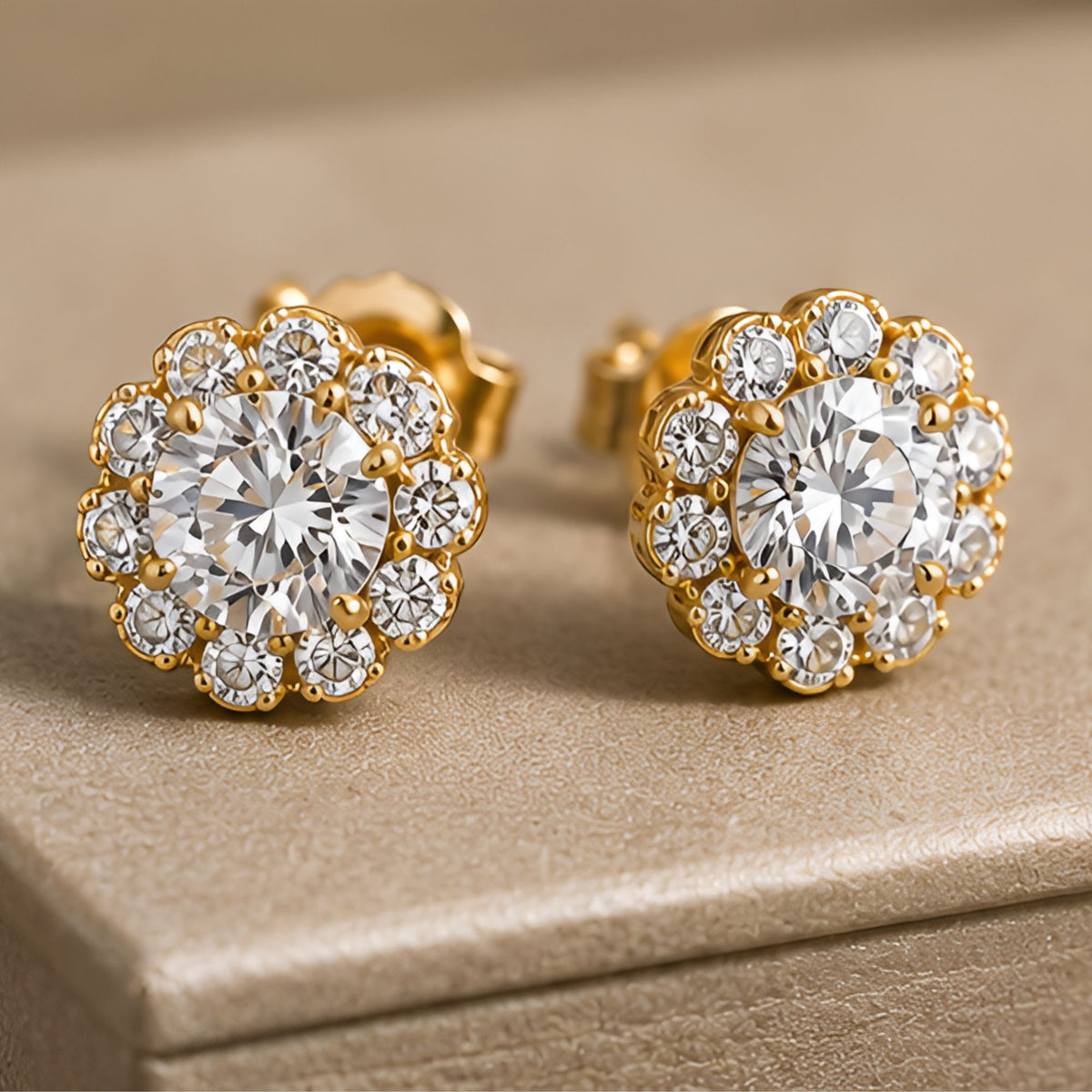 Boucles d'oreilles dorées à motif floral rond