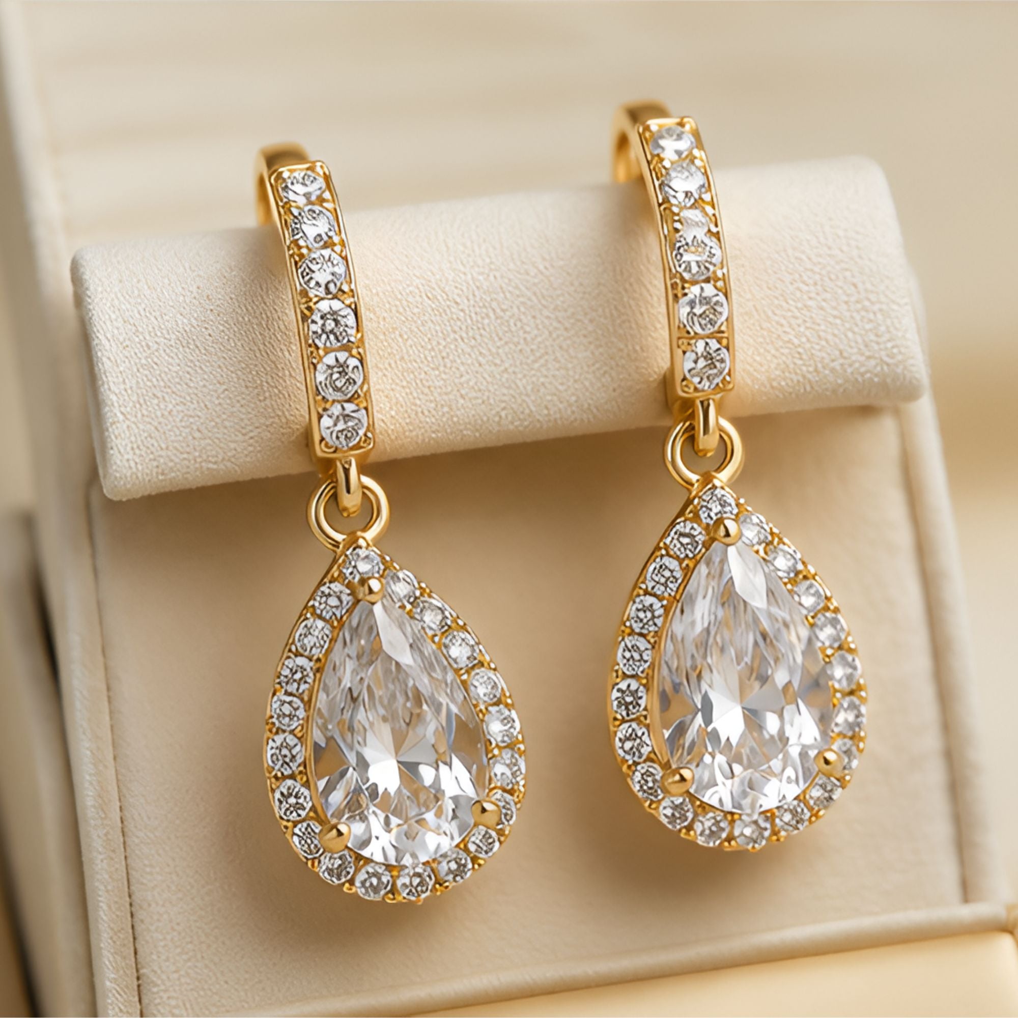 Boucles d'oreilles pendantes dorées en forme de goutte