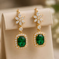 Boucles d'oreilles pendantes dorées à motif floral vert