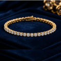 Bracelet doré classique à pierres transparentes
