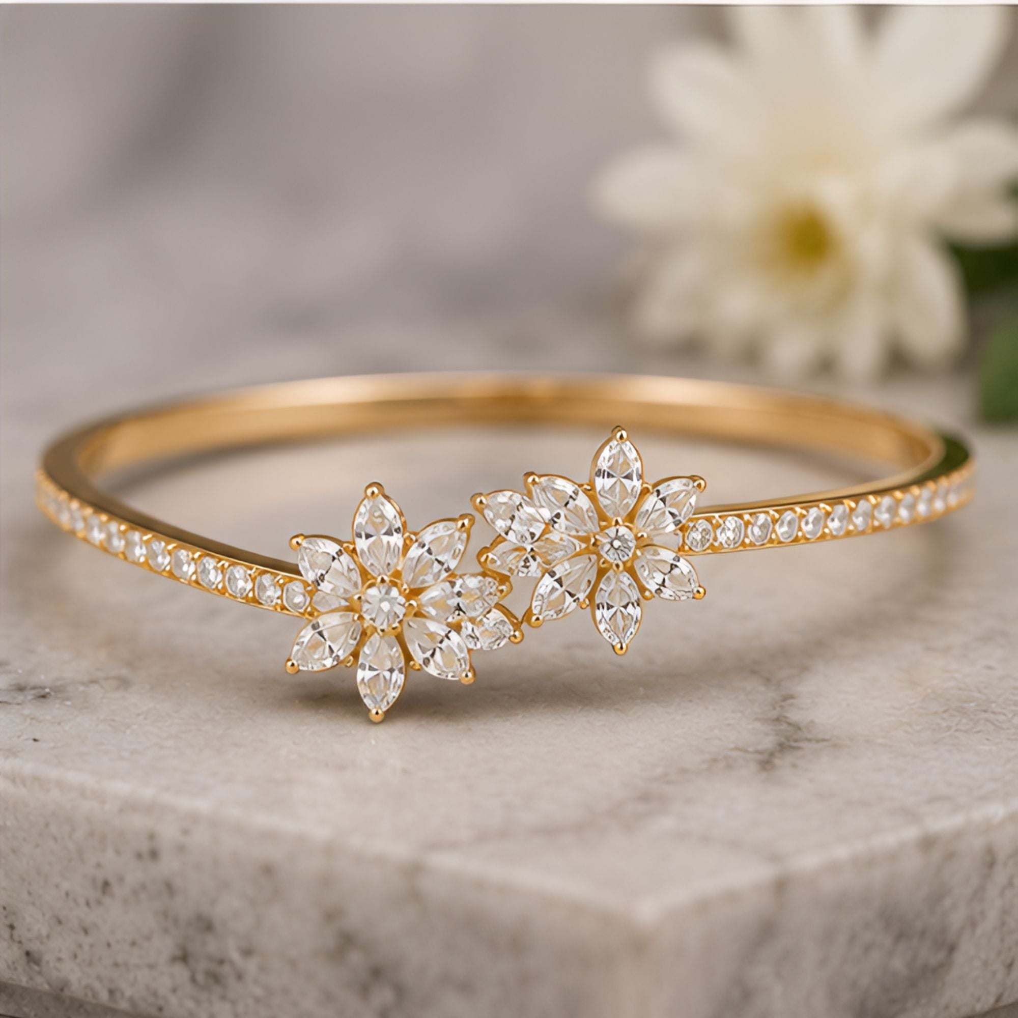 Bracelet doré floral à trois motifs