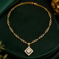 Collier doré à maillons ronds et pendentif géométrique