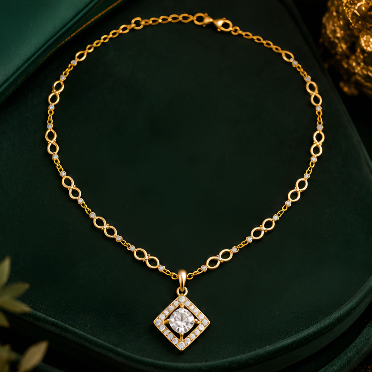 Collier doré à maillons ronds et pendentif géométrique