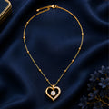 Collier doré à pendentif cœur et pierres transparentes