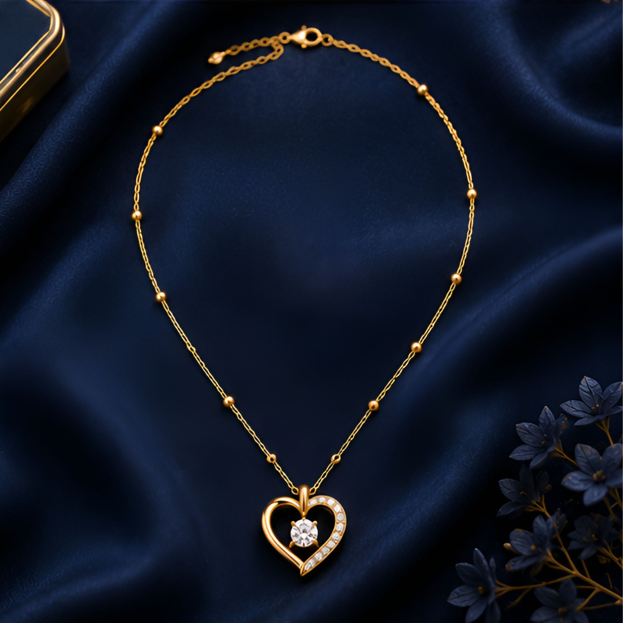 Collier doré à pendentif cœur et pierres transparentes