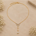 Collier doré à pendentif floral avec goutte allongée