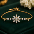 Collier doré à pendentif floral et pierres transparentes