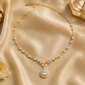 Collier doré à pendentif goutte et motif floral
