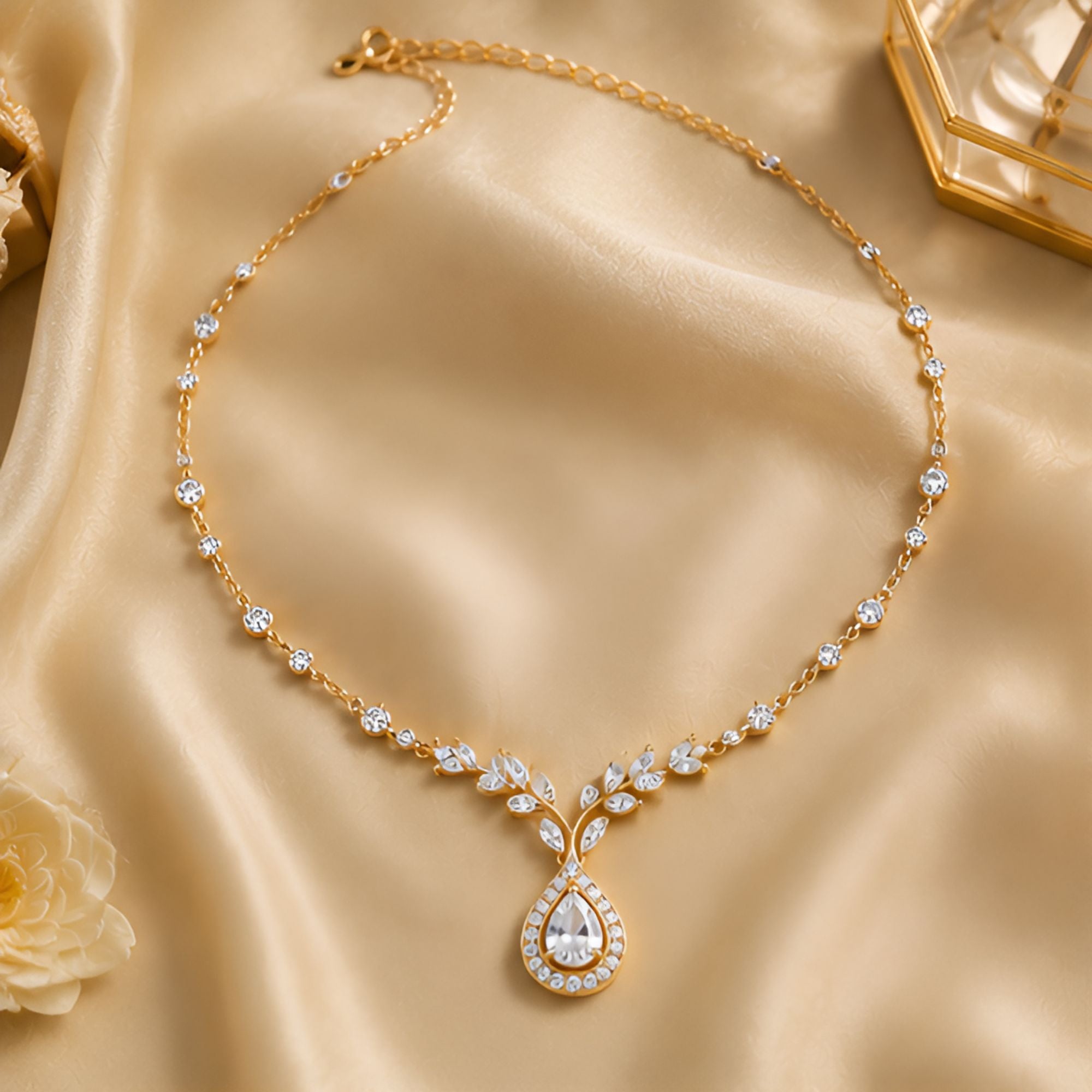 Collier doré à pendentif goutte et motif floral