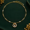 Collier doré à pendentif rond et pierres transparentes