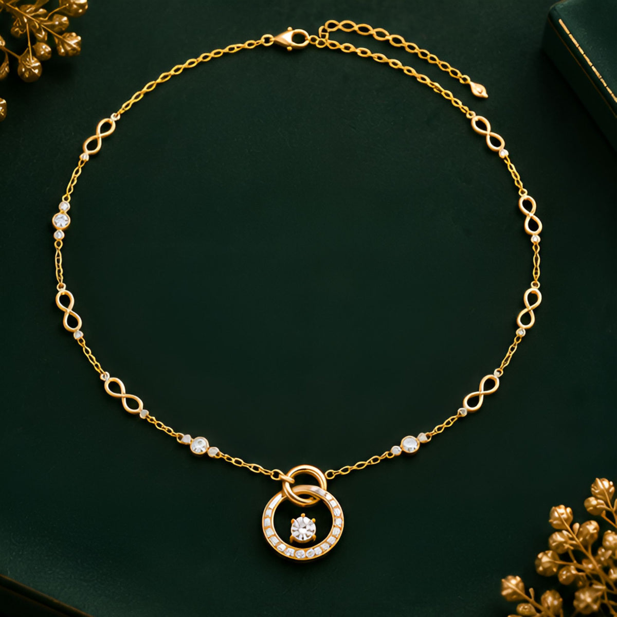 Collier doré à pendentif rond et pierres transparentes