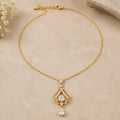 Collier fin doré à pendentif floral et goutte
