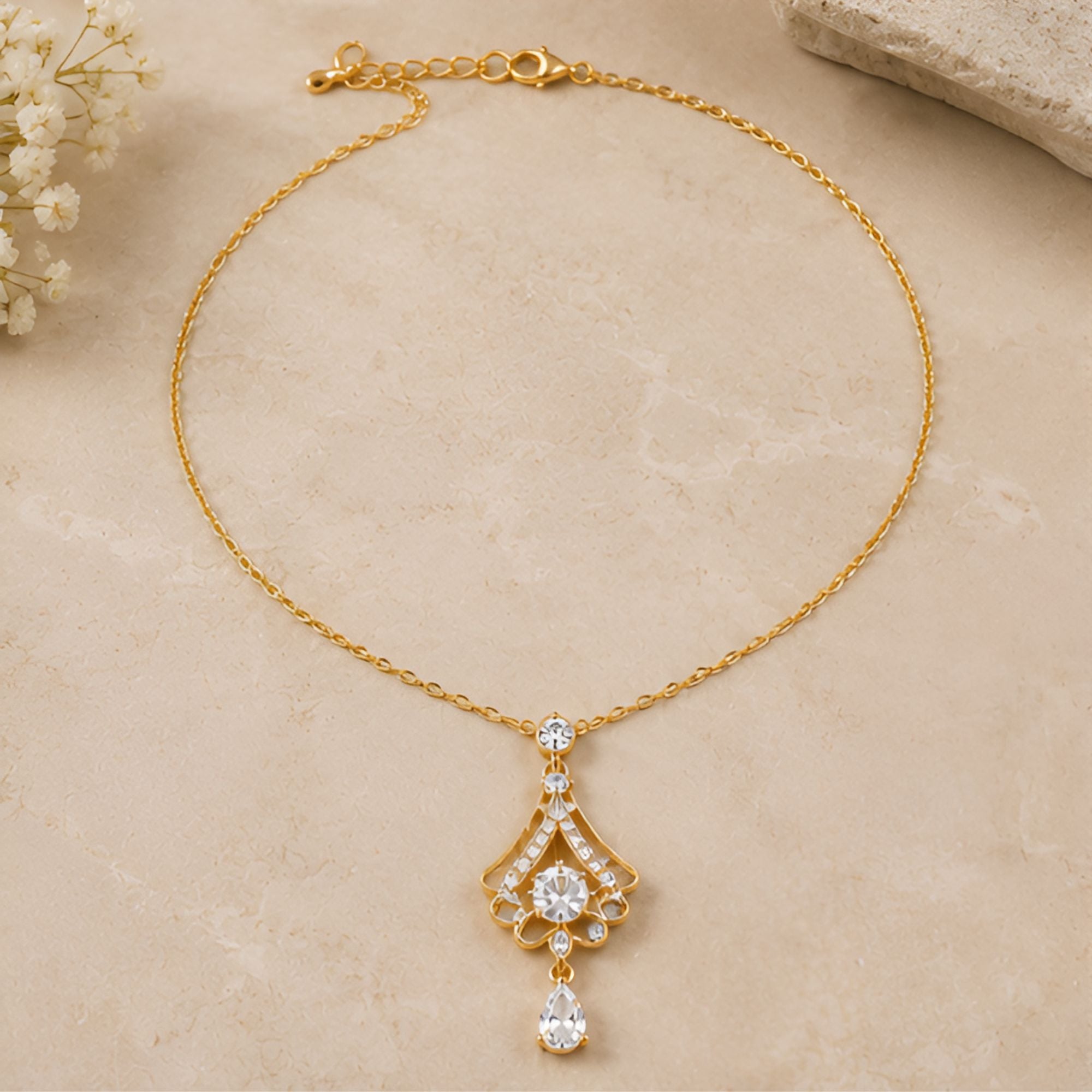 Collier fin doré à pendentif floral et goutte