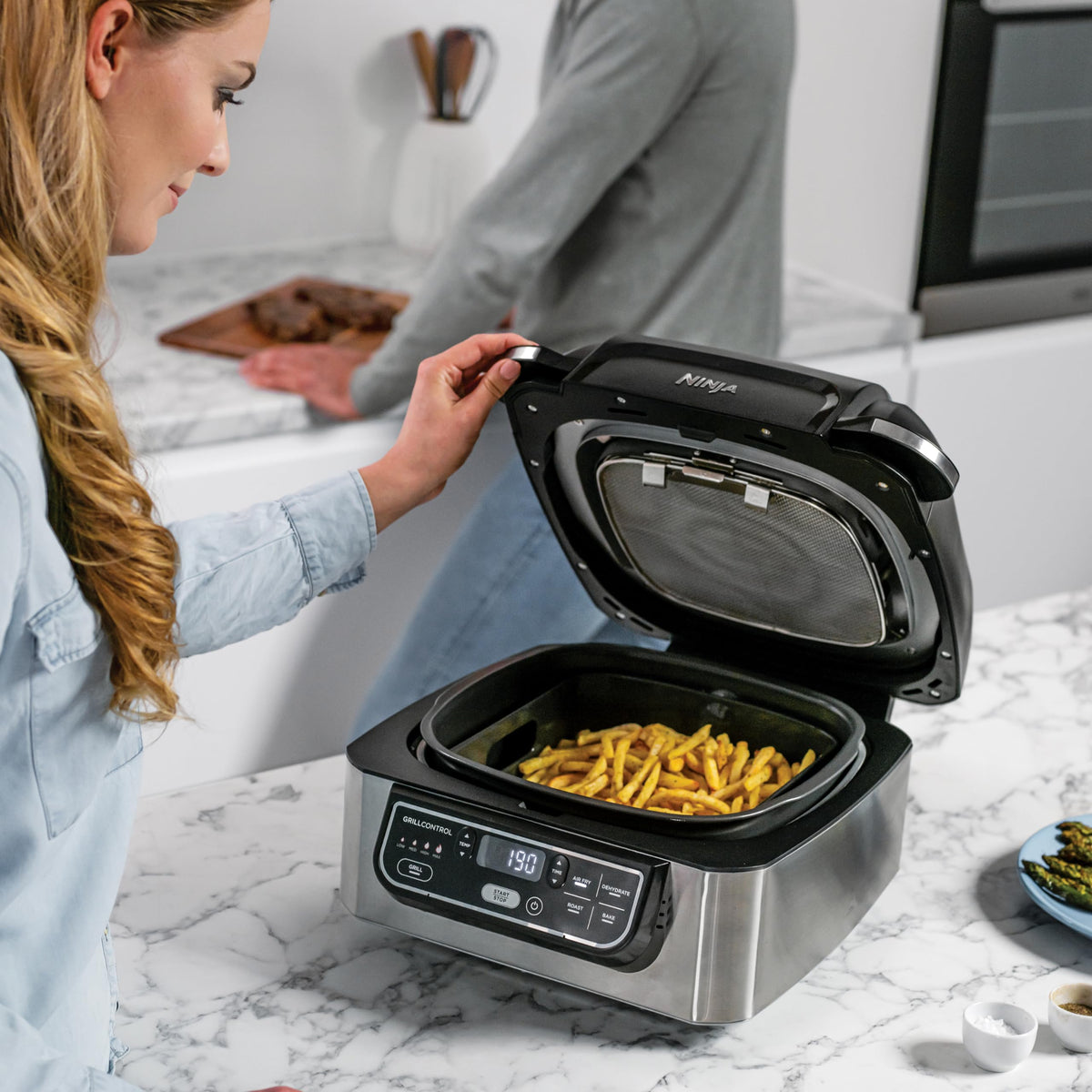 2026 Ninja Foodi Grill & Air Fryer, 5,7L, 5 Fonctions de Cuisson Air Fry, Grille, Cuit, Rotis et bien plus, Pièces Lavables au Lave-vaisselle, Noir/Argent
