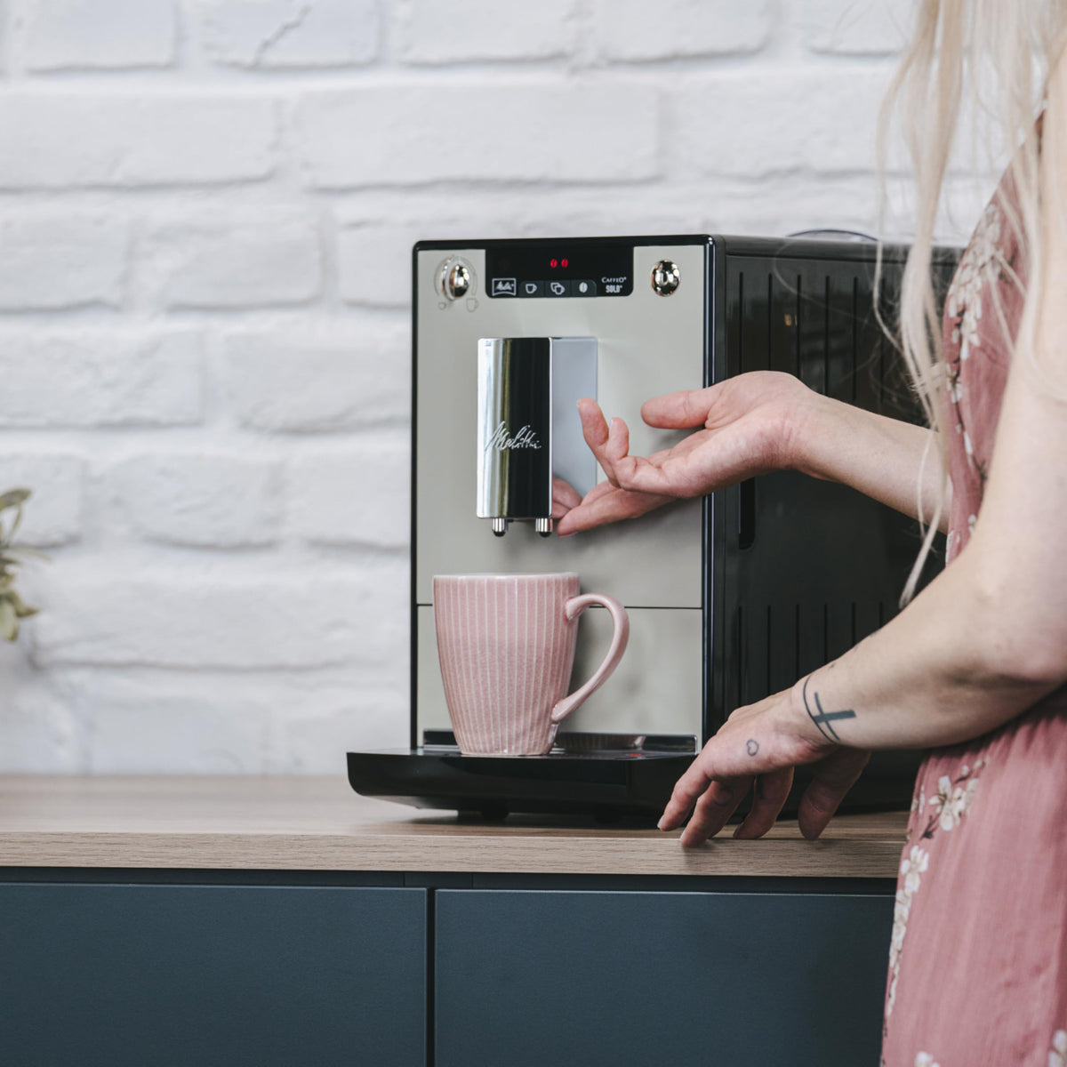 2026 Melitta Solo Sandy Grey, Machine à Café à Grains avec Broyeur et Système d'Extraction des Arômes, Affichage LED, Mode 1 à 2 Tasses, Expresso, Automati