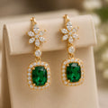 Boucles d'oreilles pendantes dorées à motif floral vert
