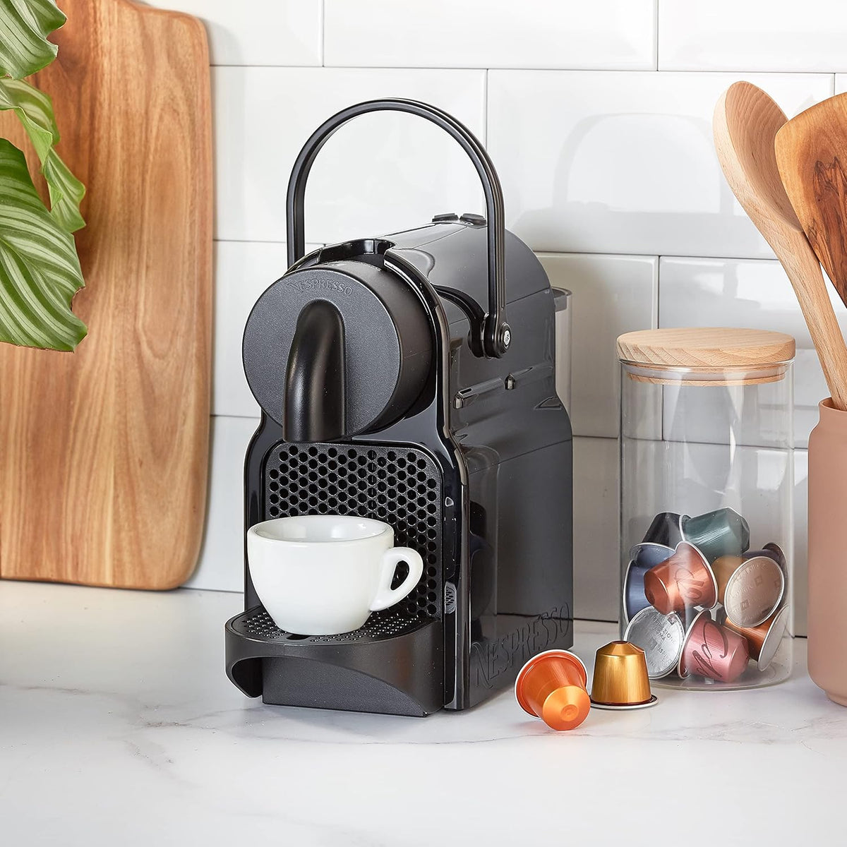 2026 De’Longhi 203549 Inissia Cafetière à Capsules Nespresso, Plastique, Noir