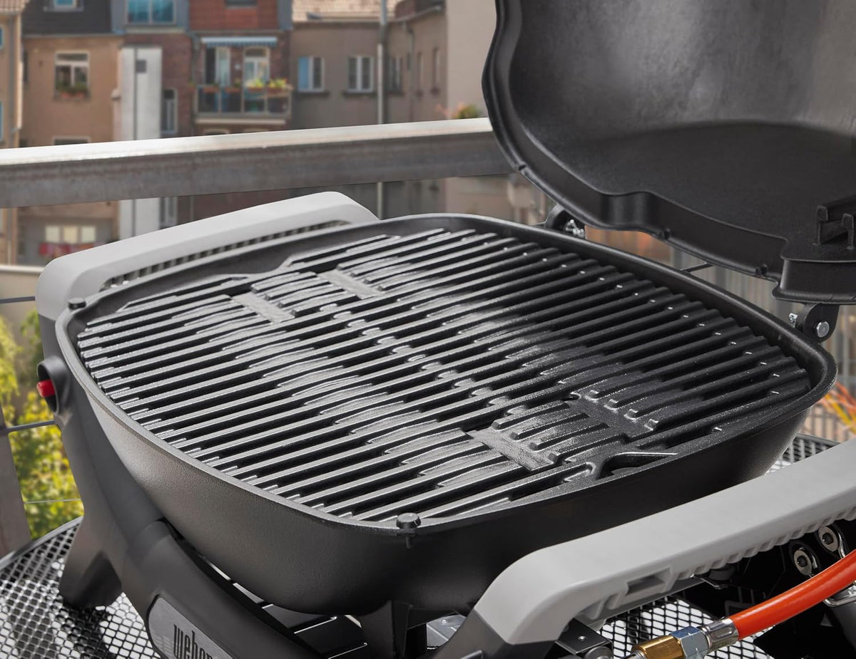 2026 Weber Barbecue à gaz Q 1100N / Barbecue portable léger pour camping, patios et balcons avec brûleur haute efficacité, grilles en fonte émaillée et allumage électronique, noir